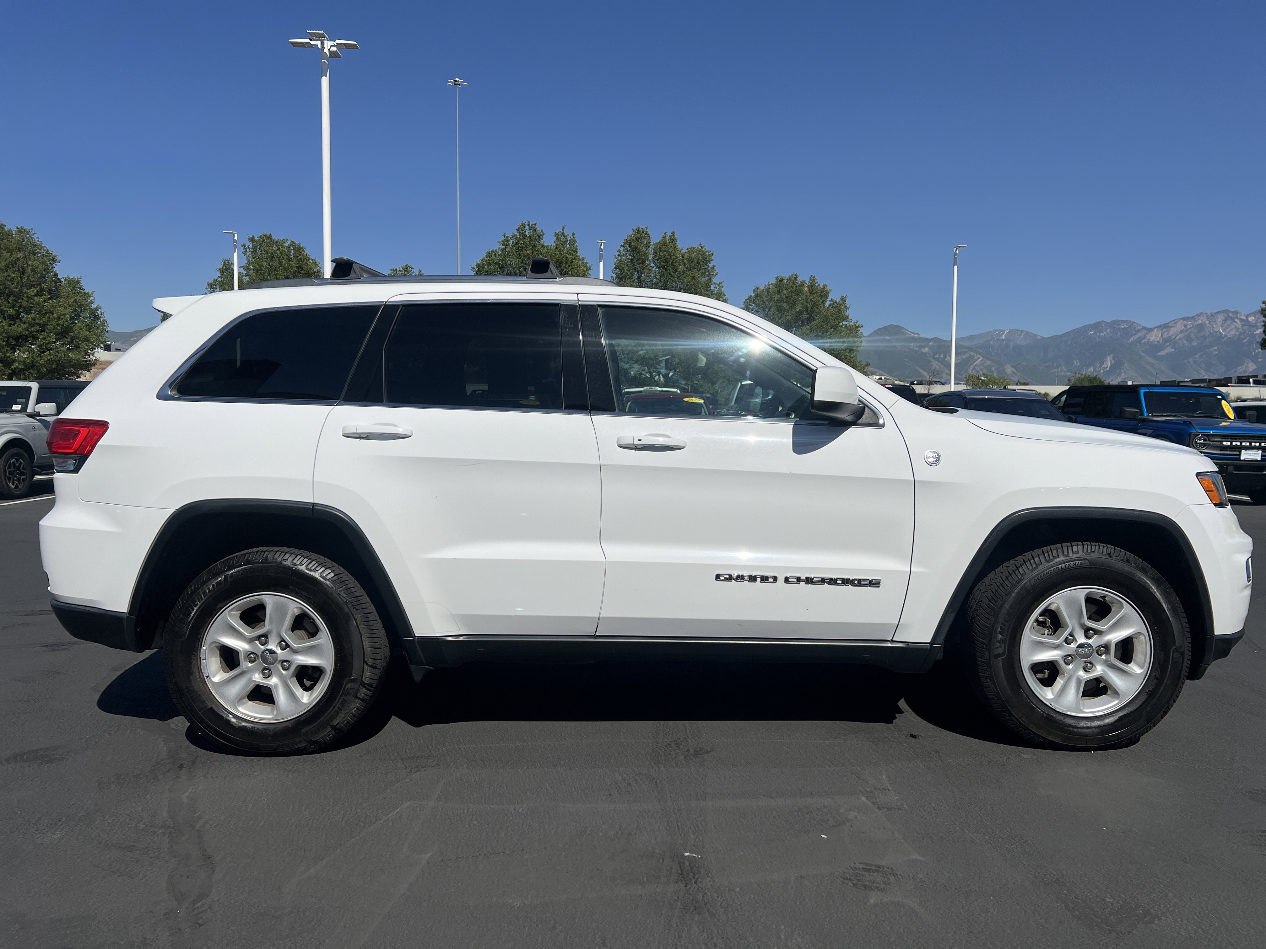 Used 2017 Jeep Grand Cherokee Laredo w/ Quick Order Package 23E AWD/4WD image 6