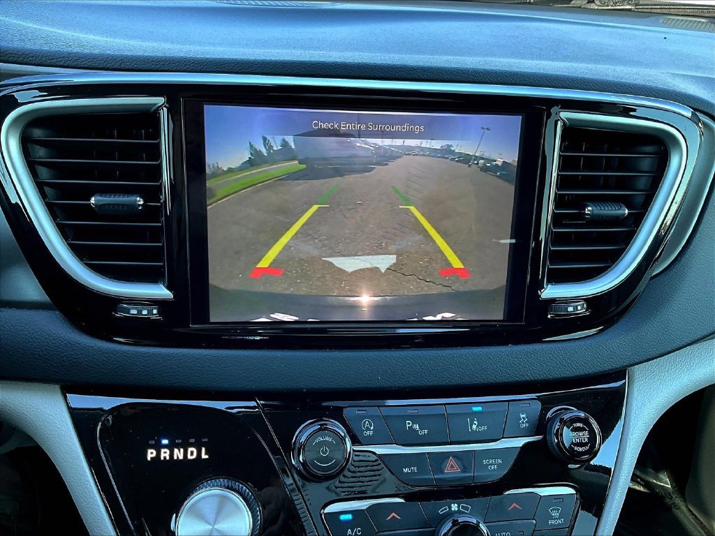 Used 2023 Chrysler Pacifica Touring-L FWD image 16