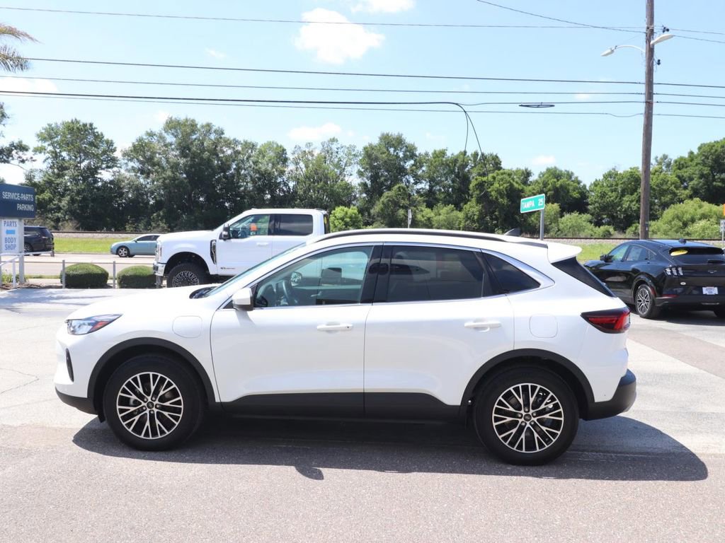 Certified 2025 Ford Escape SE FWD image 5