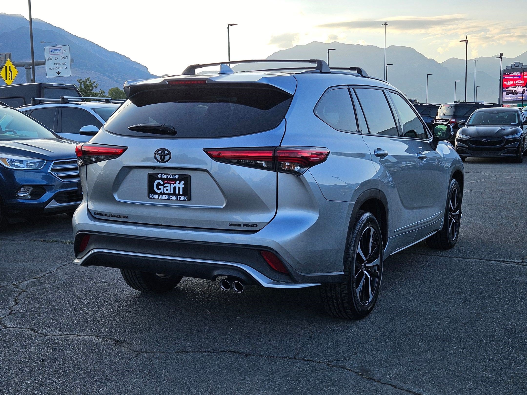 Used 2022 Toyota Highlander XSE AWD/4WD image 3