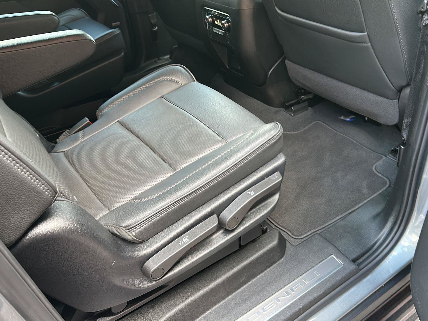 Used 2025 GMC Yukon XL Denali RWD image 30