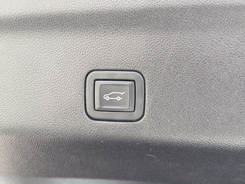 Used 2023 GMC Yukon Denali RWD image 17