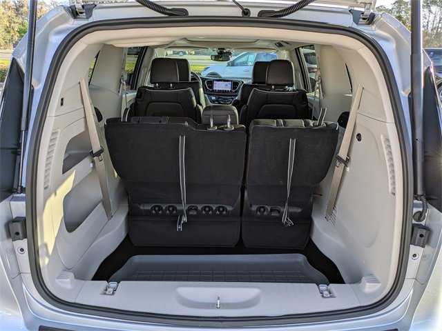 Used 2024 Chrysler Pacifica Limited image 12