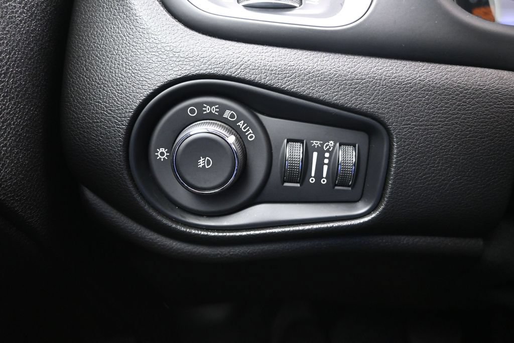 Used 2021 Jeep Renegade Latitude w/ Luxury Group I AWD/4WD image 18