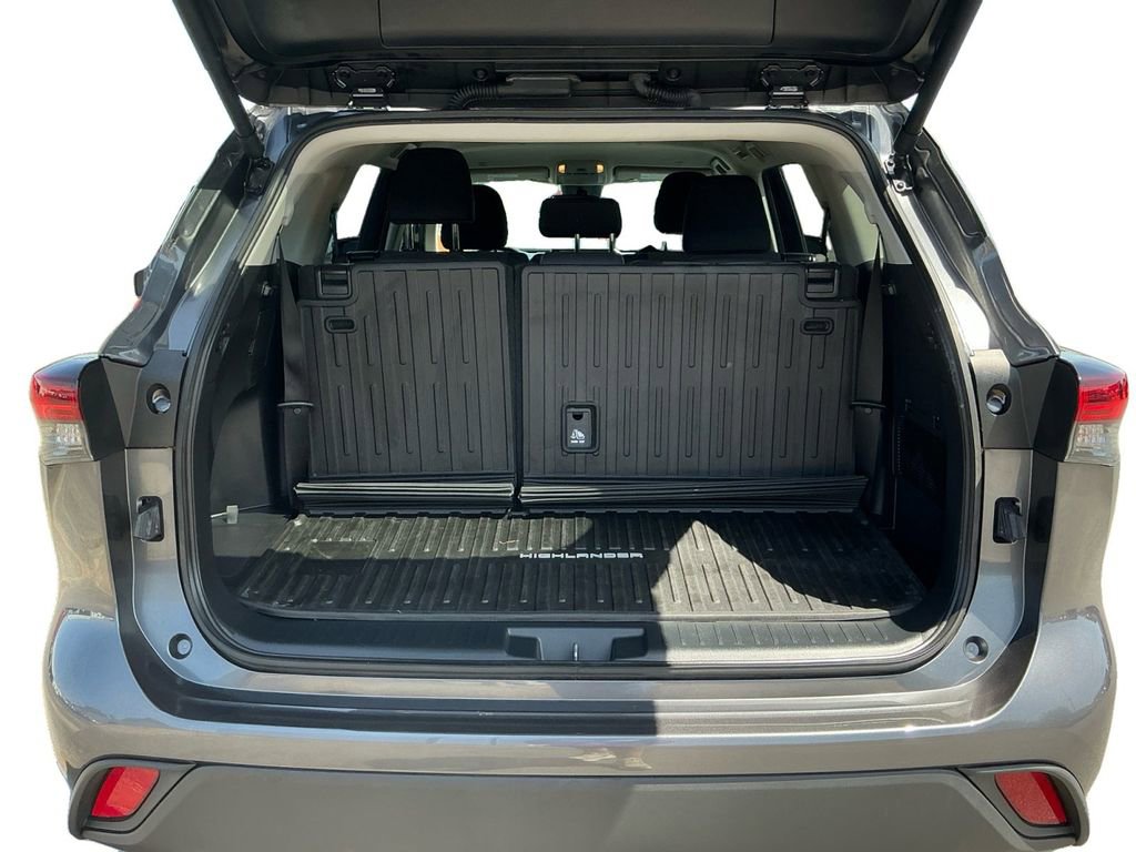 Used 2024 Toyota Highlander LE FWD image 24