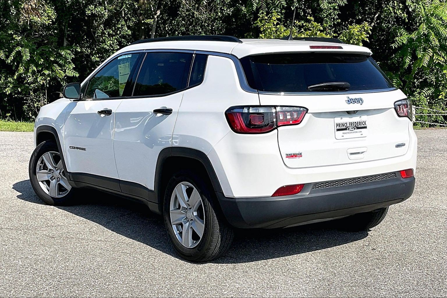 Used 2022 Jeep Compass Latitude w/ Sun and Sound Group FWD image 11