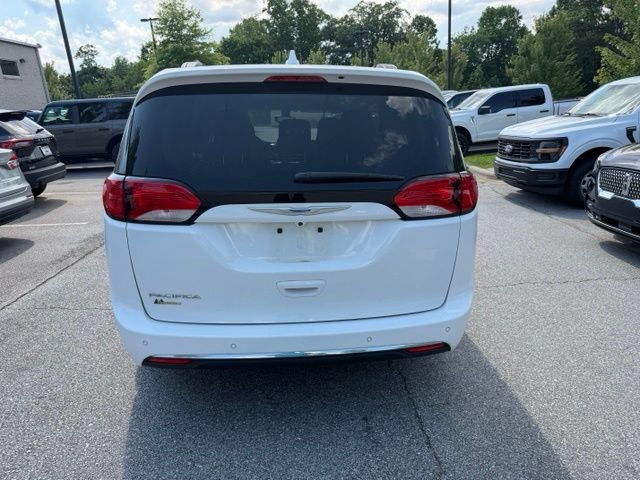 Used 2017 Chrysler Pacifica Touring-L FWD image 4