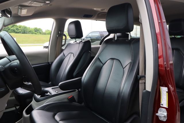 Used 2023 Chrysler Pacifica Touring-L FWD image 22