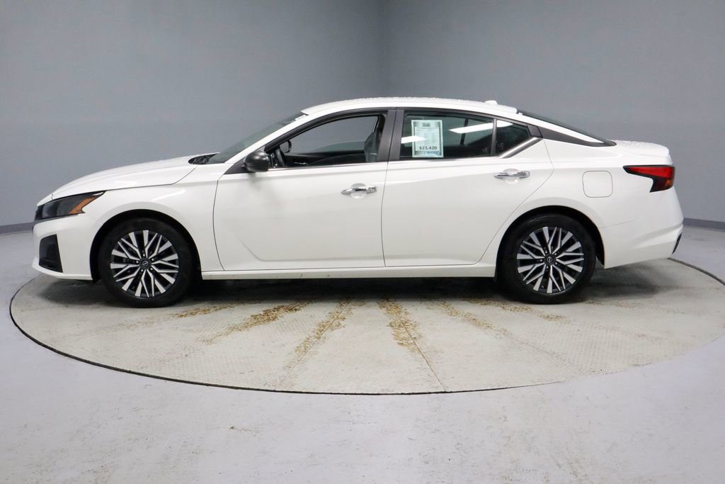 Used 2025 Nissan Altima 2.5 SV image 2