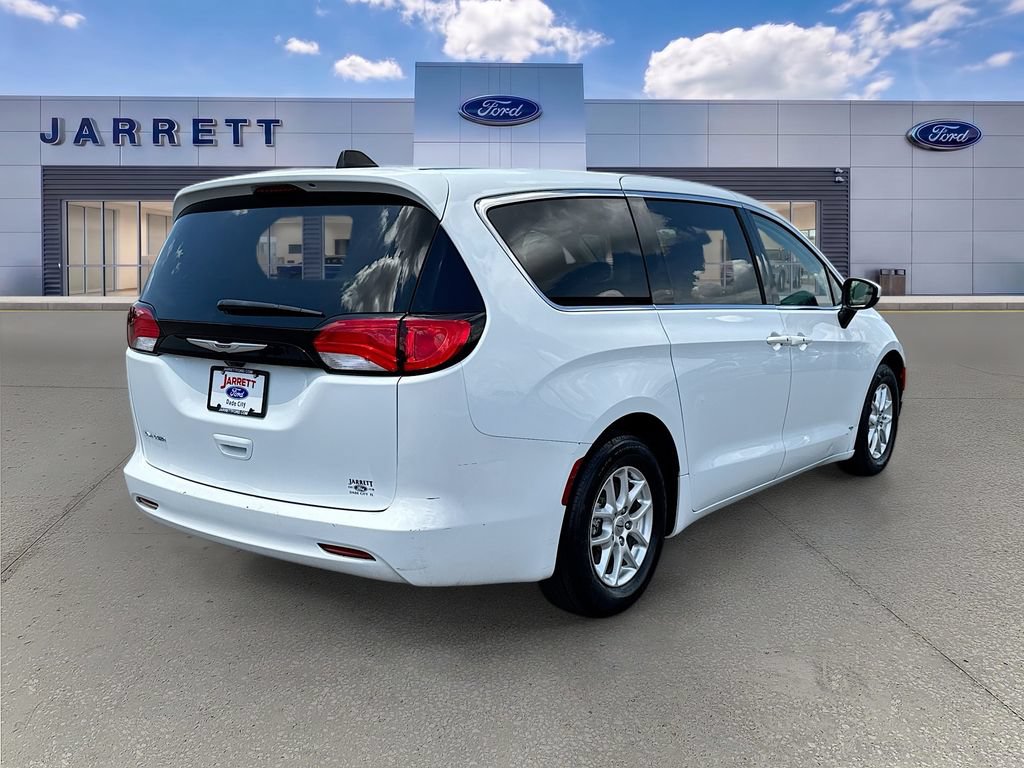 Used 2023 Chrysler Voyager LX FWD image 7
