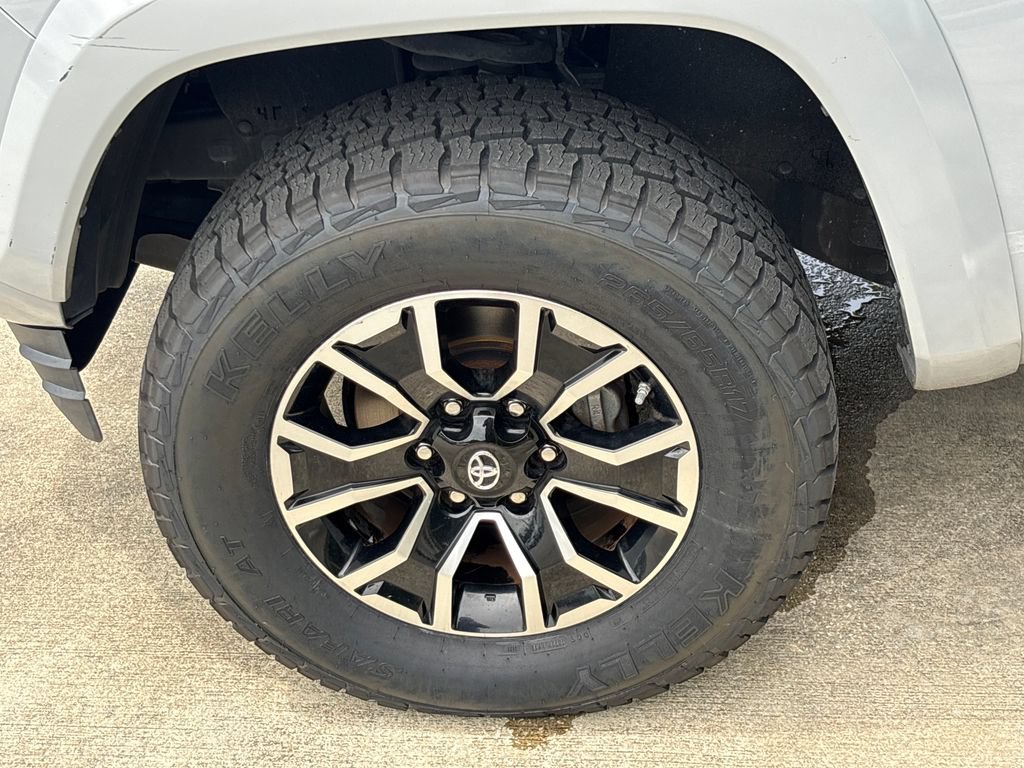 Used 2020 Toyota Tacoma TRD Sport w/ TRD Premium Sport Package AWD/4WD image 11