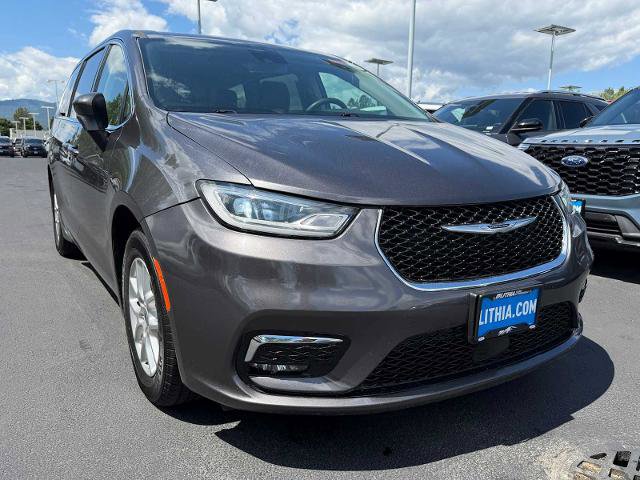 Used 2023 Chrysler Pacifica Touring-L FWD image 4