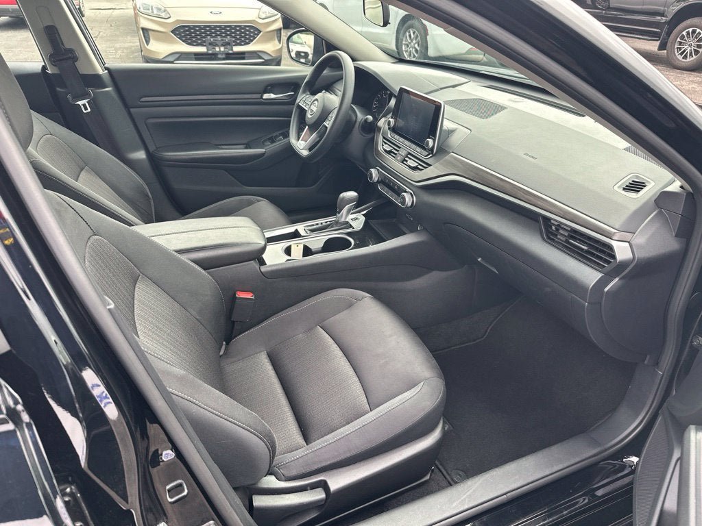 Used 2024 Nissan Altima 2.5 SV FWD image 11