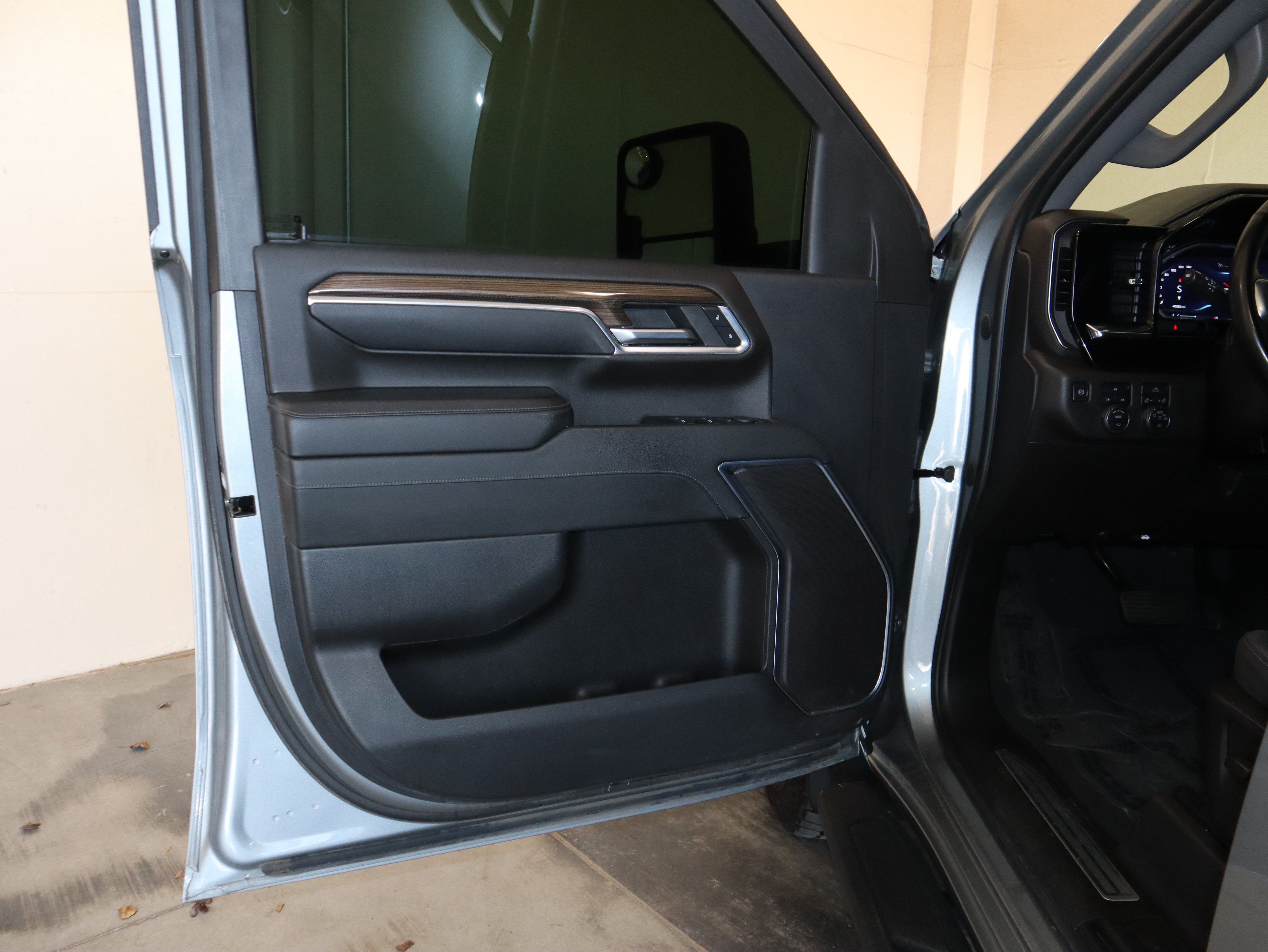 Used 2024 Chevrolet Silverado 2500 LT AWD/4WD image 32