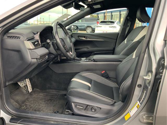 Used 2025 Toyota Camry SE w/ Convenience Package FWD image 9