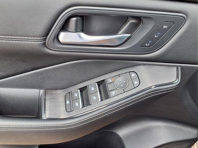 Used 2025 Nissan Rogue SL w/ Tech Package AWD/4WD image 17