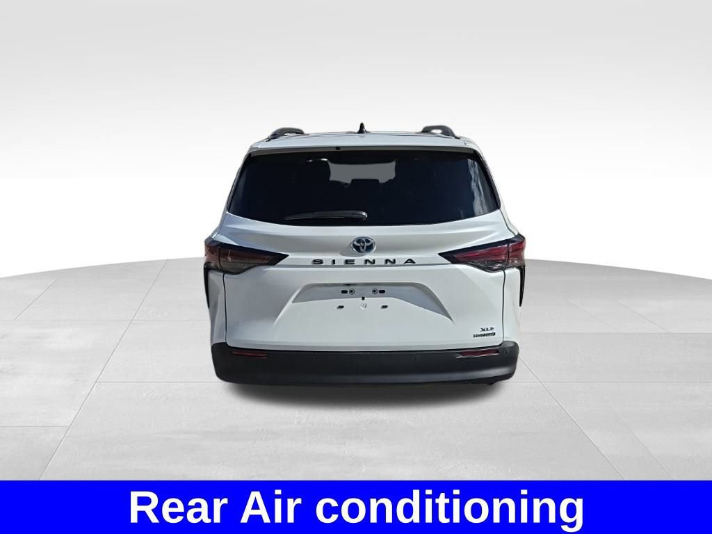Used 2024 Toyota Sienna XLE image 3