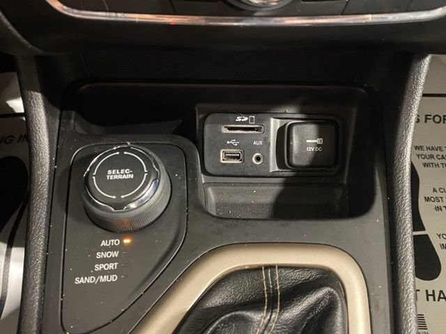 Used 2017 Jeep Cherokee Limited AWD/4WD image 35