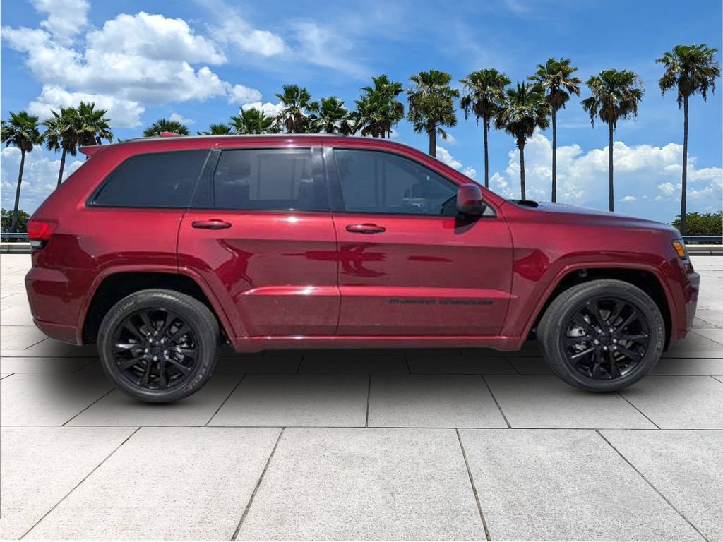 Used 2022 Jeep Grand Cherokee Laredo X RWD image 2