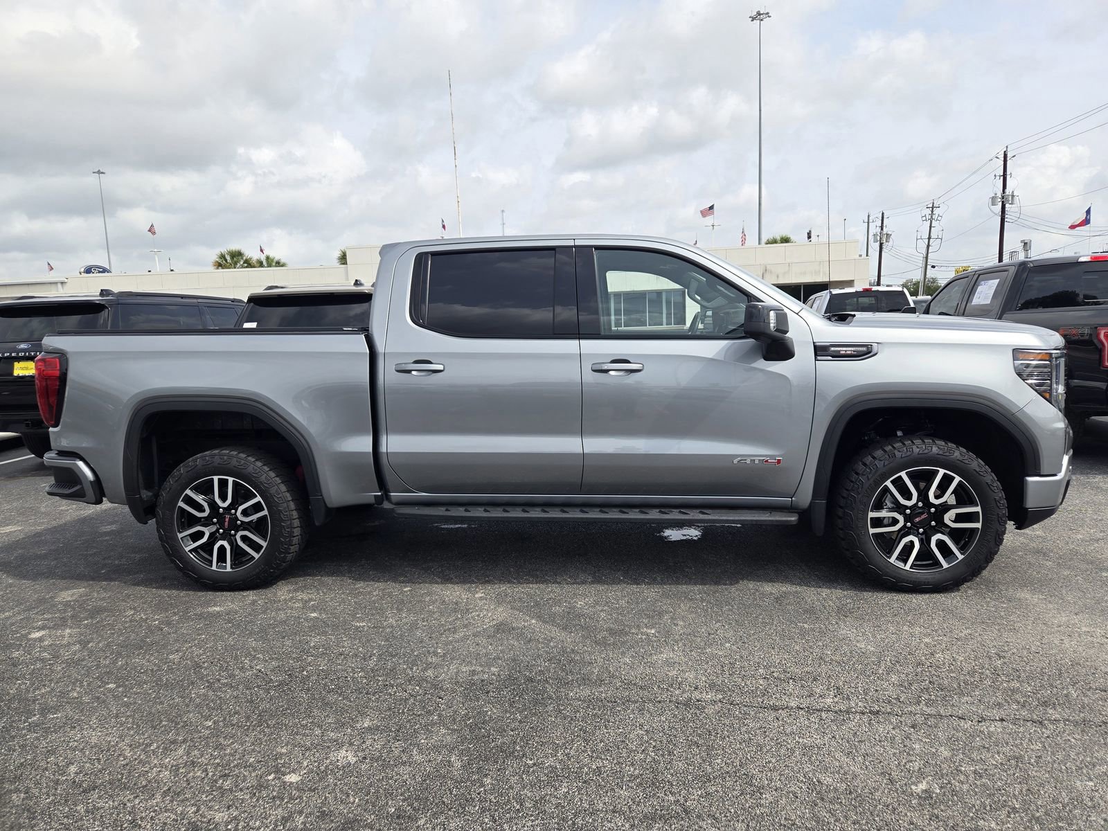 Used 2025 GMC Sierra 1500 AT4 w/ AT4 Premium Package AWD/4WD image 3