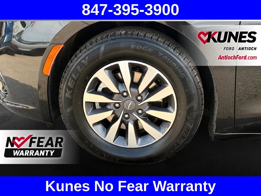 Used 2023 Chrysler Pacifica Touring-L FWD image 13