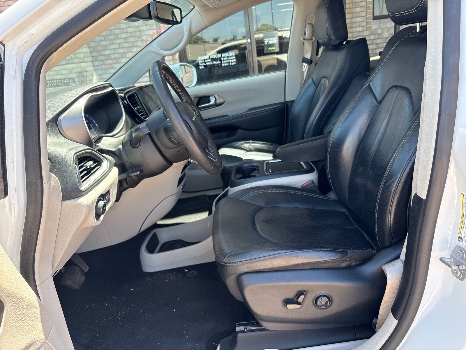 Used 2022 Chrysler Pacifica Touring-L FWD image 3