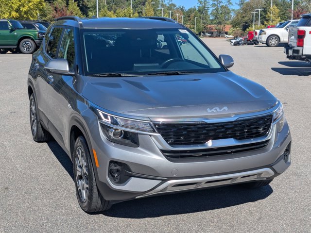 Used 2023 Kia Seltos EX image 2