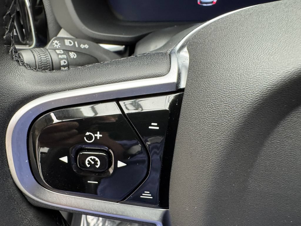 Used 2025 Volvo XC60 B5 Plus AWD/4WD image 15