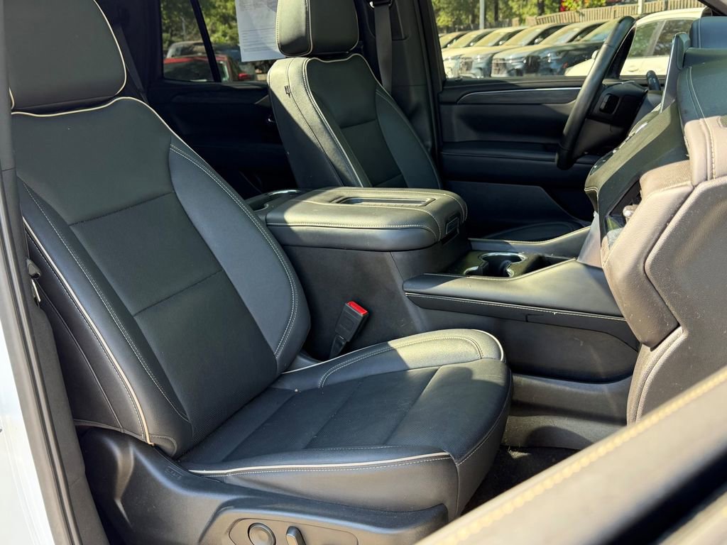 Used 2023 GMC Yukon SLT w/ SLT Luxury Package AWD/4WD image 10