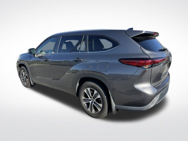 Used 2023 Toyota Highlander XLE FWD image 5