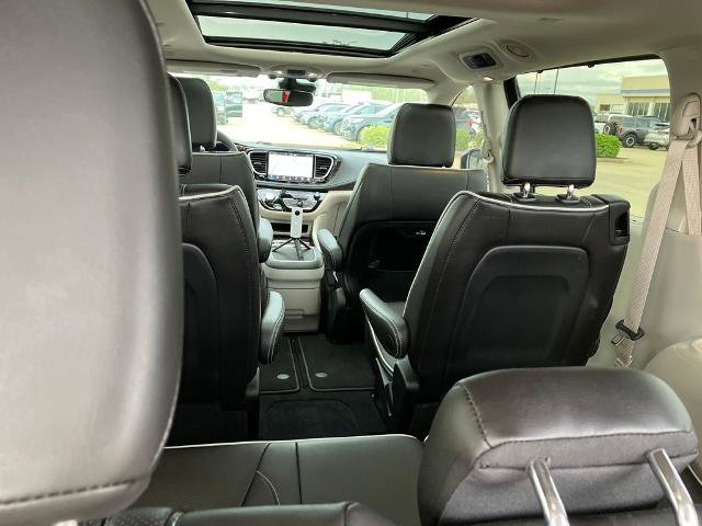 Used 2023 Chrysler Pacifica Limited AWD/4WD image 15