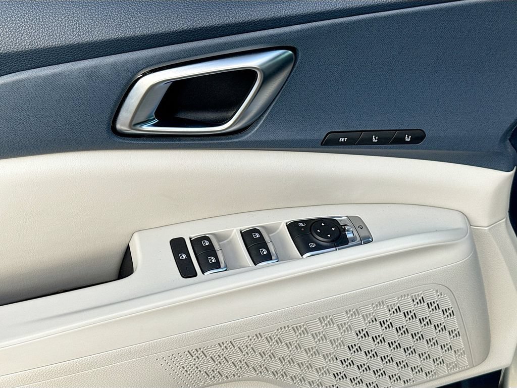 Used 2025 Kia Carnival EX FWD image 18