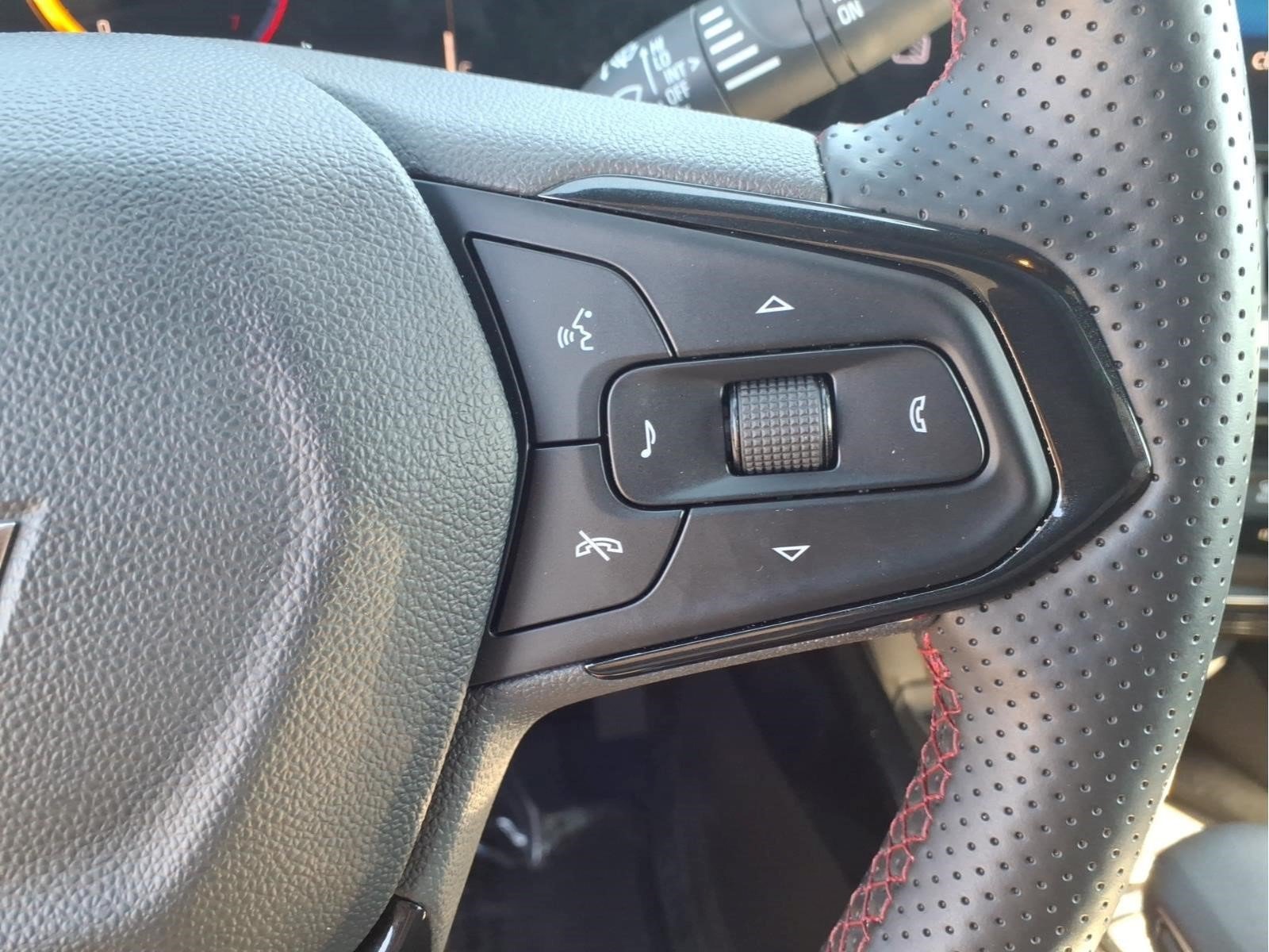 Used 2024 Chevrolet Trax RS w/ Sunroof Package FWD image 12
