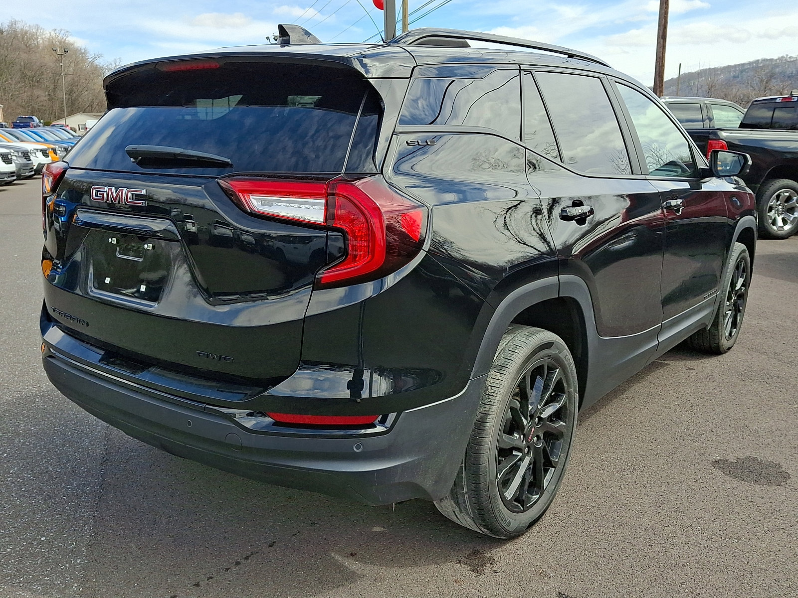 Used 2023 GMC Terrain SLE w/ Driver Convenience Package image 10