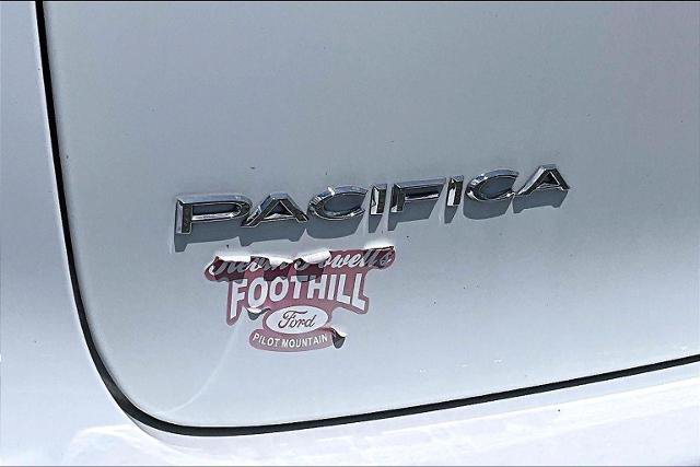 Used 2023 Chrysler Pacifica Touring-L FWD image 8