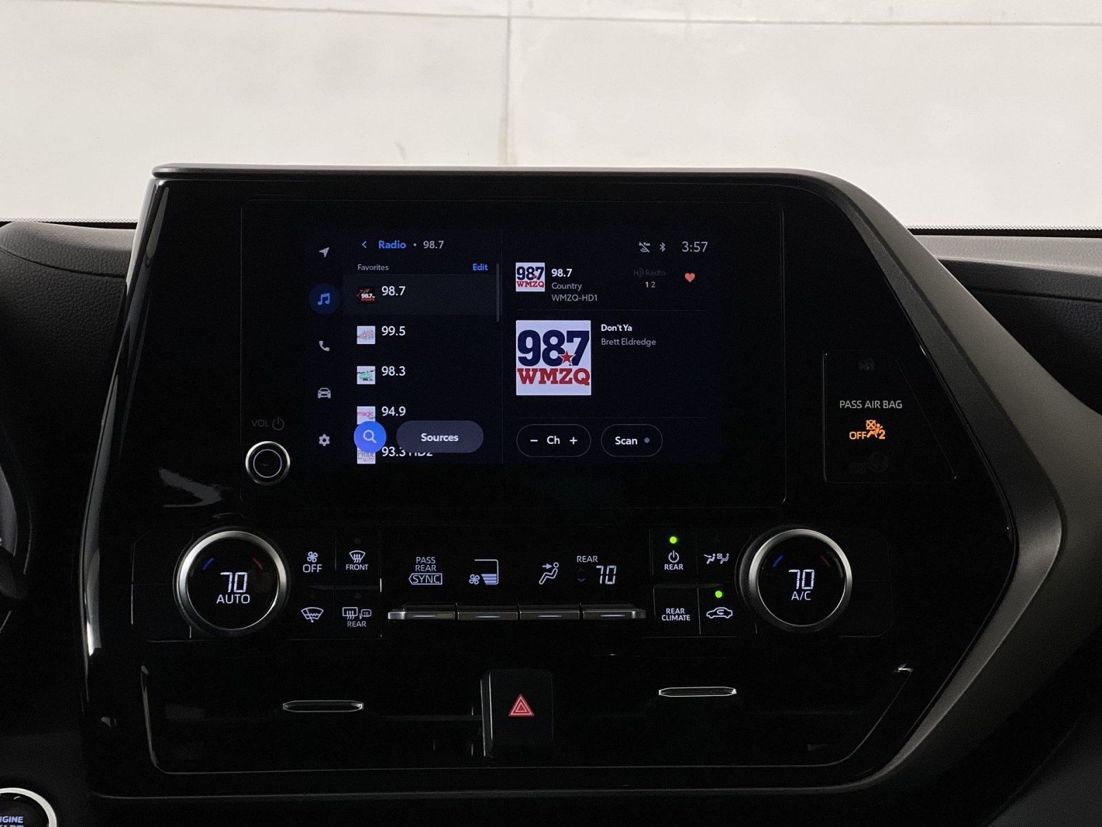 Used 2023 Toyota Highlander LE AWD/4WD image 18