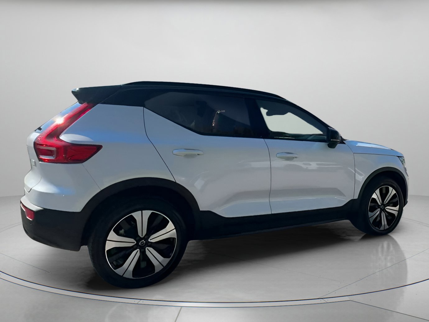 Used 2023 Volvo XC40 Recharge Plus image 23