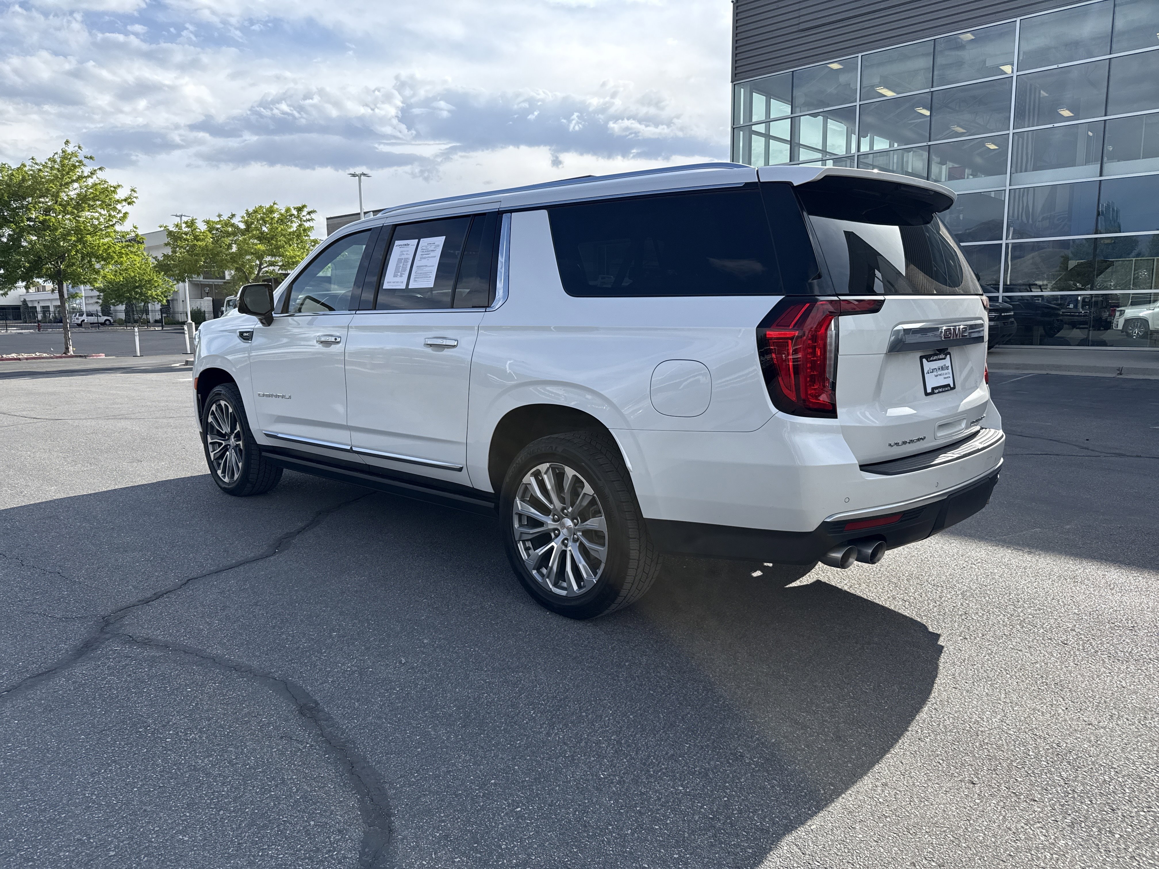 Used 2023 GMC Yukon XL Denali AWD/4WD image 3