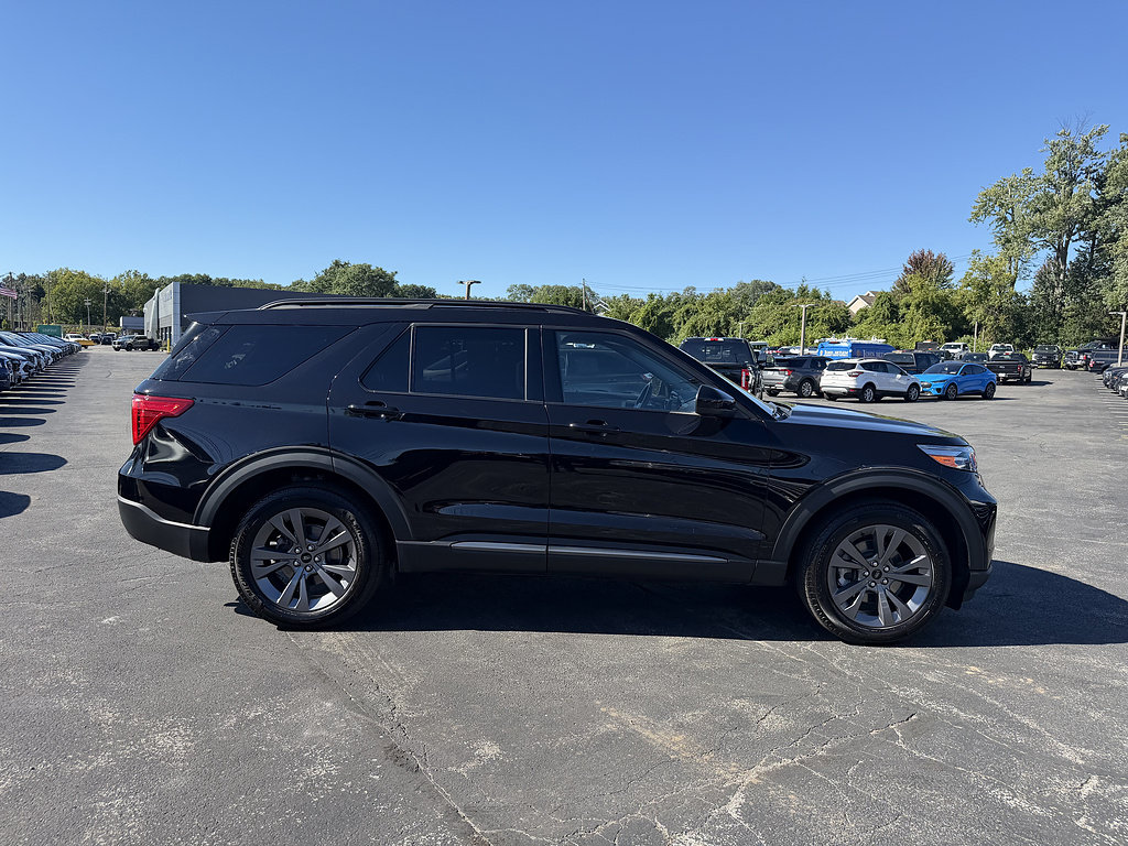 Certified 2022 Ford Explorer XLT w/ Equipment Group 202A AWD/4WD image 8