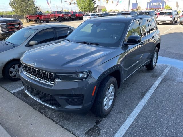 Used 2024 Jeep Grand Cherokee Laredo image 2