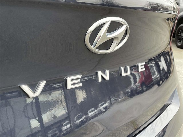 Used 2022 Hyundai Venue Limited image 11