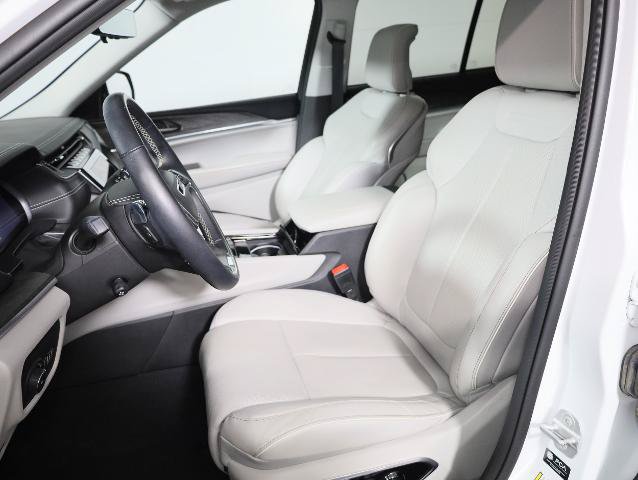 Used 2022 Jeep Grand Cherokee Overland w/ Luxury Tech Group IV AWD/4WD image 8