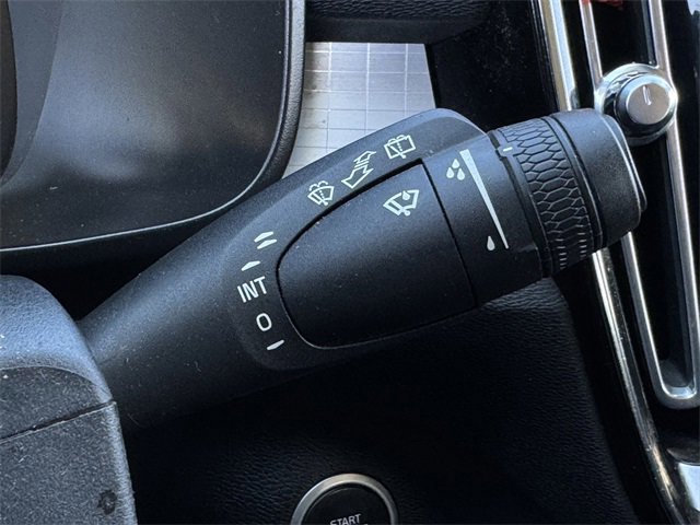 Used 2021 Volvo XC40 T4 Momentum image 21