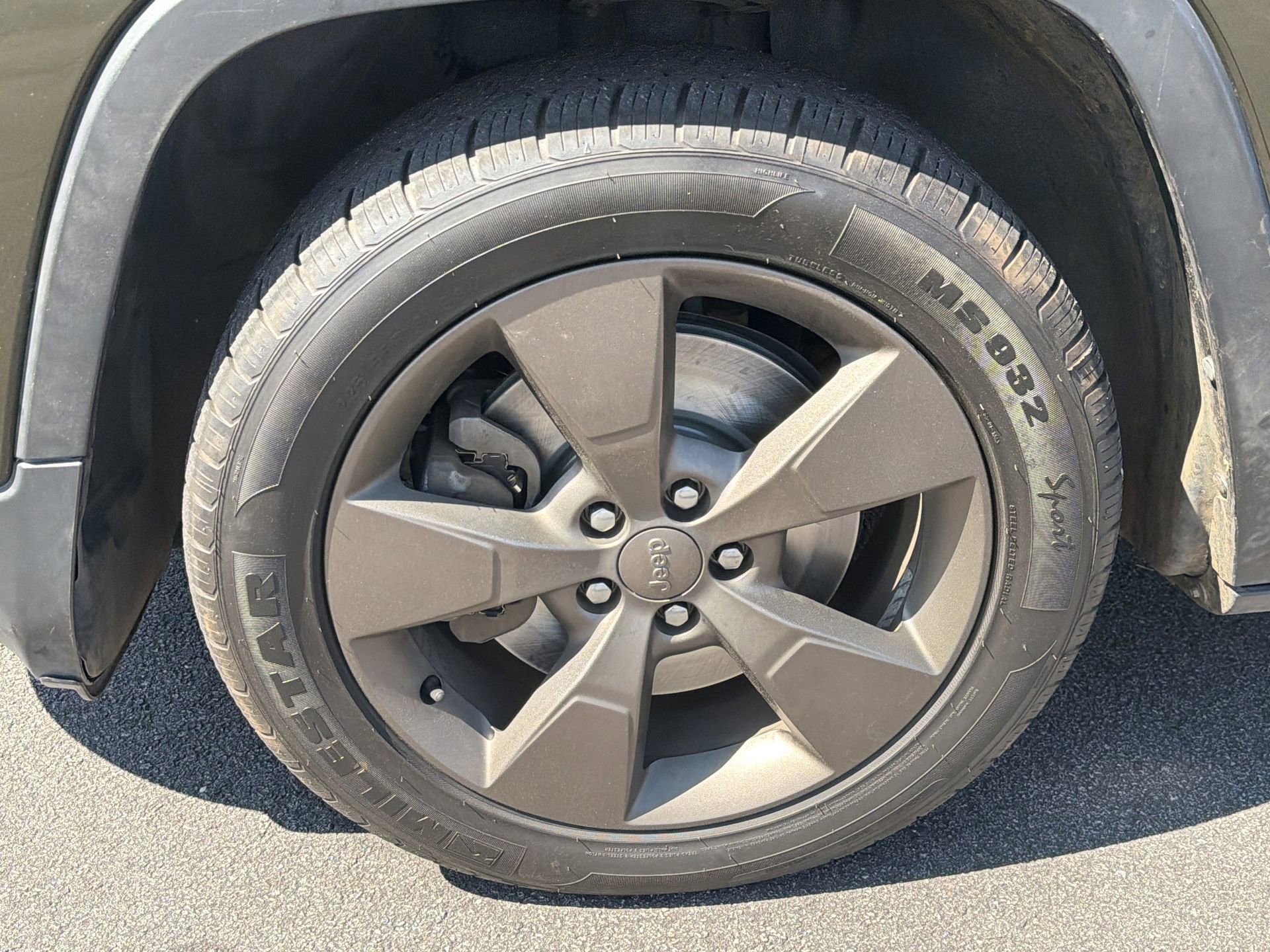 Used 2017 Jeep Cherokee Latitude w/ Safety/Convenience Group image 18