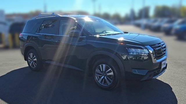 Used 2024 Nissan Pathfinder SL AWD/4WD image 3