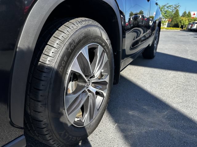 Used 2024 Toyota Highlander XLE AWD/4WD image 12