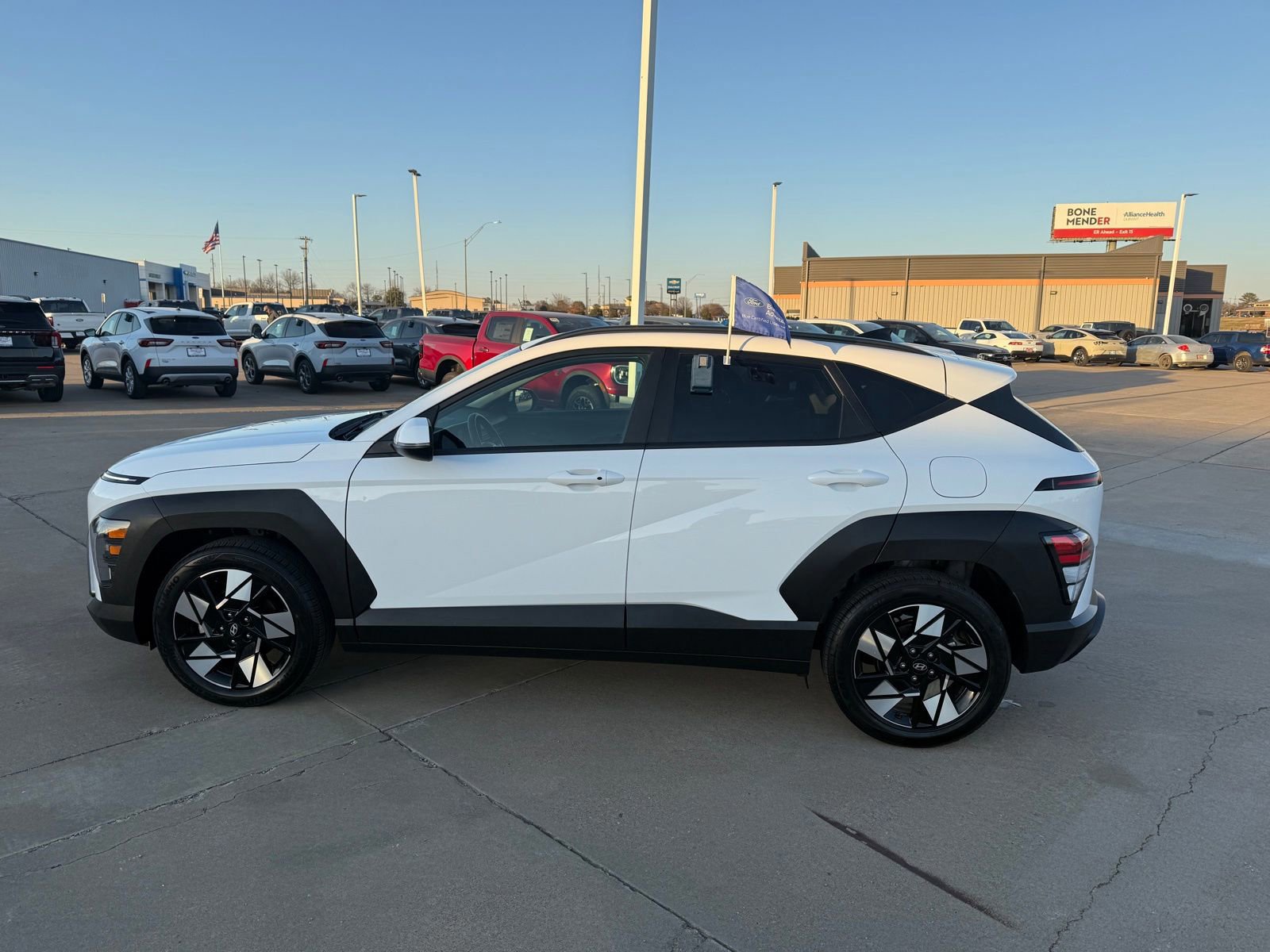 Used 2024 Hyundai Kona SEL image 2