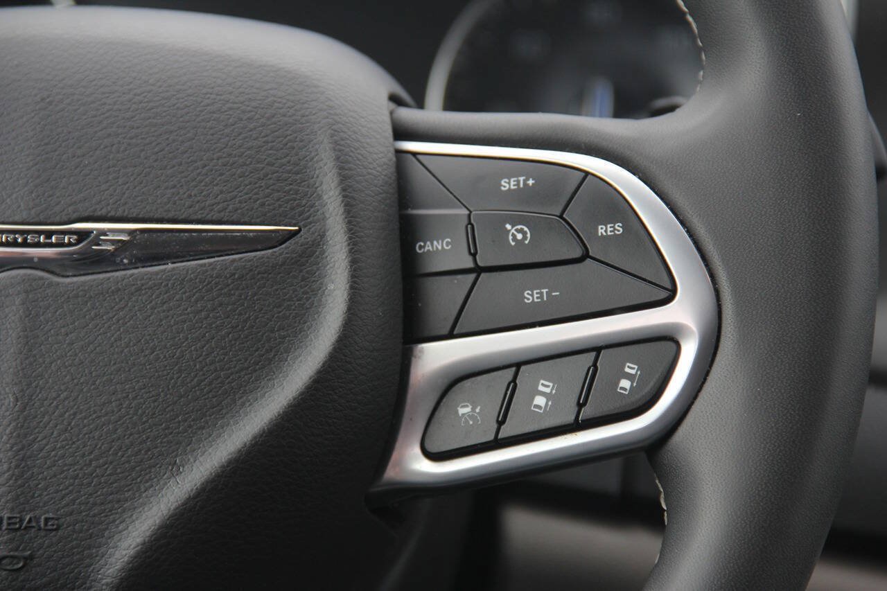 Used 2024 Chrysler Pacifica Touring-L FWD image 22