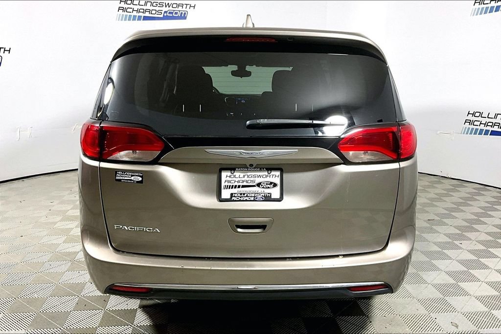 Used 2017 Chrysler Pacifica Touring Plus w/ Tire & Wheel Group FWD image 4