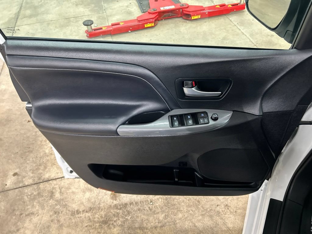 Used 2020 Toyota Sienna SE w/ Nightshade Edition AWD/4WD image 14